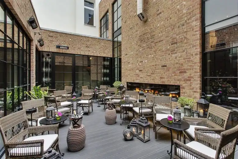 A Hotel Zoo Berlin közösségi terei ugyanazt a kifinomult, mégis laza boutique‑hangulatot hozzák, mint maga a szálloda. A kültéri és beltéri lounge‑ok meleg fényekkel, elegáns anyaghasználattal és gondosan megkomponált részletekkel várják a vendégeket — olyan helyek ezek, ahol jó megérkezni, leülni egy ital mellé, beszélgetni vagy csak élvezni a berlini atmoszférát. A hotel étterme és bárja nem csupán kiszolgál, hanem élményt ad: a design‑központú terekben minden apró elem a hangulatot erősíti, a kandalló, a lámpások és a természetes anyagok pedig otthonos, mégis modern miliőt teremtenek. A Hotel Zoo Berlin közösségi zónái így nem pusztán funkcionálisak, hanem a szálloda identitásának meghatározó részei — inspiráló, kényelmes és stílusos találkozópontok a nap bármely szakában.