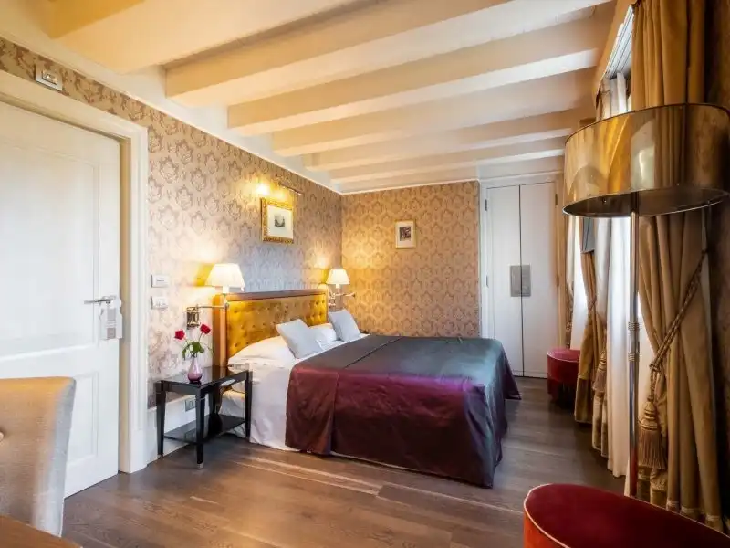 Hotel Moresco klasszikus velencei szoba arany fejrésszel és bordó takaróval