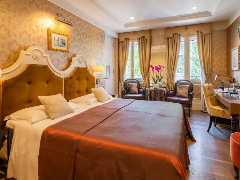 Elegáns Hotel Moresco szoba két fotellel és orchideás asztallal Velencében