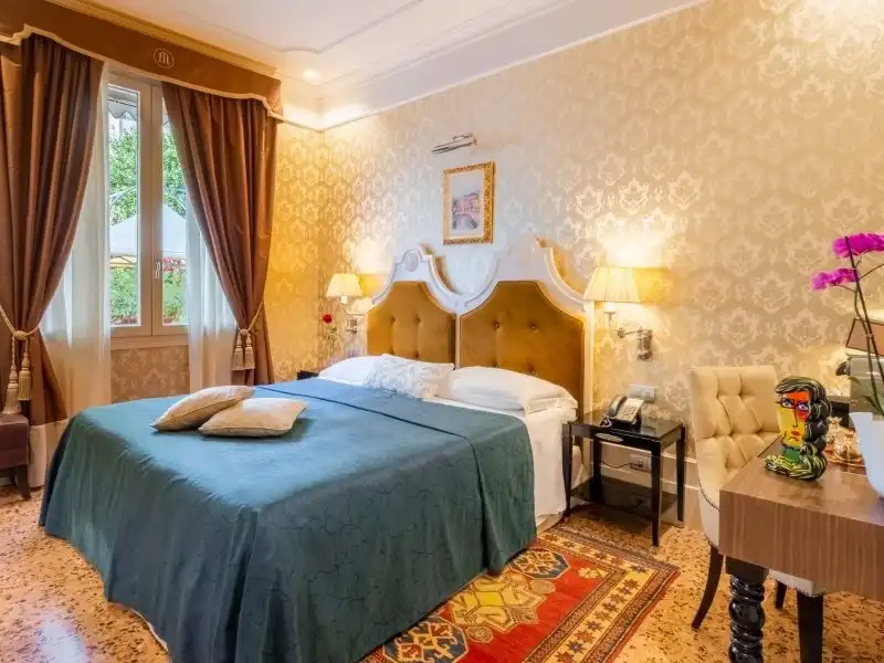 Luxus Hotel Moresco szoba kék ágytakaróval és klasszikus velencei dekorral