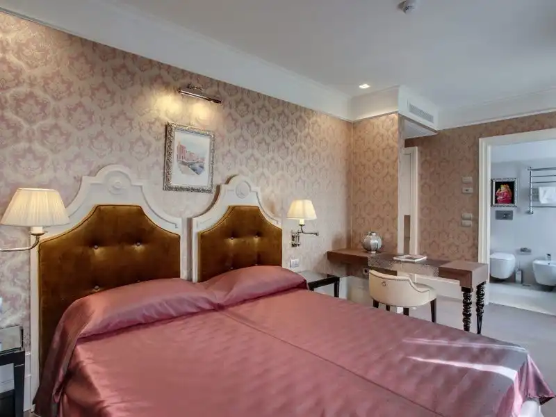 Hotel Moresco vintage stílusú szoba dupla fejrésszel és nyitott fürdőszobával