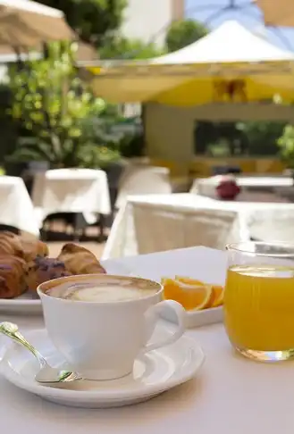 Hotel Moresco romantikus luxus szállás reggeli a kertben