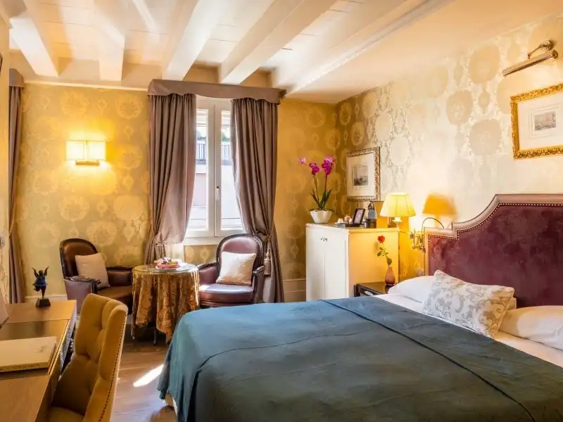 Hotel Moresco superior elegáns szoba kék ágytakaróval és bőr fotelokkal