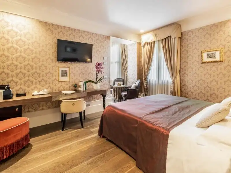 Hotel Moresco superior szoba modern kényelmi elemekkel és klasszikus dekorral